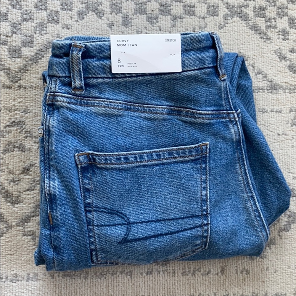 NWT American Eagle Curvy Mom Jeans - Size 8 Reg